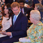 Meghan Markle e Harry, foto rimossa da Buckingham Palace: la regina non li sopporta più? Guarda