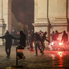 Dpcm, scontri in tutta Italia. I timori del Viminale: «Reclutati i giovanissimi, la protesta può crescere»