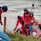 Ragazzo di 16 anni muore annegato nel fiume: il corpo recuperato a 5 metri di profondità