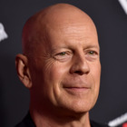 Bruce Willis, la moglie Emma Heming attacca i paparazzi: «Non dategli la caccia e non gridate per chiamarlo»