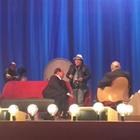 Al Bano dedica Felicità a Silvio Berlusconi sul palco del Maurizio Costanzo Show