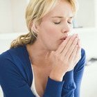 Raffreddore o Covid? Dal mal di testa alla tosse: come distinguere i sintomi (e quando fare il tampone)