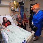 Manchester, la regina Elisabetta ai bimbi in ospedale: "Attacco malvagio" -Guarda