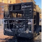 Autobus prende fuoco con gli studenti a bordo: il fumo e le fiamme avvolgono il mezzo, l'autista salva i ragazzi