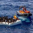 Migranti, tensione tra i 180 a bordo della Ocean Viking: minacciano di gettarsi in mare