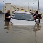 Alluvione a Dubai, auto sommerse dall'acqua dopo le piogge torrenziali: «È il cambiamento climatico»