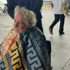 Il barbiere taglia i capelli gratis ai senzatetto: ecco il video che ha fatto commuovere TikTok