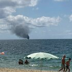 Migranti, barcone si incendia a Crotone: 4 morti, due finanzieri feriti. Lampedusa, scoppia la protesta