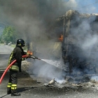 Bus in fiamme in via Aurelia a Roma: scoppia serbatoio, due vigili del fuoco feriti