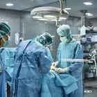 Varese, chirurgo insulta paziente omosessuale in sala operatoria: «Sieropositivo del c...o»