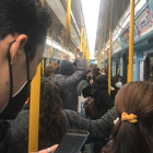 Milano in zona arancione, ma la metro è sempre piena: «Si viaggia stretti come sardine» FOTO