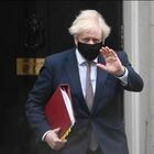Gran Bretagna, Johnson resiste: «Restrizioni costerebbero 18 miliardi di sterline»