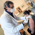 Vaccino e reazioni avverse, rapporto Aifa: «Arrivate 100mila segnalazioni: 16 morti correlabili all'iniezione (0,2%)»