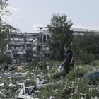 Guerra Ucraina in diretta, bombardato impianto chimico Azot a Severodonetsk: dentro 800 civili. «Qui si decide il futuro del Donbass»