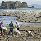 Maltempo, dopo la mareggiata quintali di plastica sull'arenile di Napoli