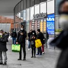 Milano, lunghe code ai supermercati FOTO