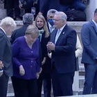 Angela Merkel a Fontana di Trevi, dopo il lancio della monetina, tocca l'acqua con la mano