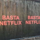 Milano tappezzata da cartelloni: «Basta Netflix». Ma è una campagna pubblicitaria