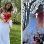 Festa di divorzio, l'ex moglie brucia l'abito da sposa e stappa champagne: «Sopravvissuta a 10 anni di matrimonio»