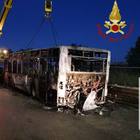 Bus a fuoco sulla Colombo: l'intervento dei Vigili del Fuoco