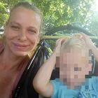 Bimbo morto a Perugia, fermata la madre per omicidio: sui social le foto del figlio ferito
