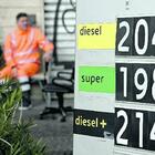 Benzina, offerta del governo ai gestori: più controlli sui prezzi, multe ridotte