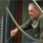 Napoli, uomo si barrica in casa e spara dal balcone: la polizia fa irruzione e trova la moglie morta, lui si è suicidato. Aveva appena perso il lavoro