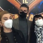 Ballerino de Il Cantante Mascherato positivo al Covid, Milly Carlucci su Instagram «Si è consumato un dramma!»