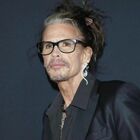 Steven Tyler, il cantante degli Aerosmith accusato di violenza sessuale: «Relazione di tre anni con una minorenne»