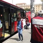 Roma, tampona un autobus, insegue l'autista e lo aggredisce a pugni