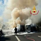 Incidente sull'A1, camion prende fuoco e si ribalta: «Code di 11 km verso Roma»