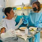 Gianni Morandi, nuova foto in ospedale con la moglie Anna: «Abbiamo bisogno di chi ci ama»