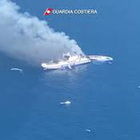 Traghetto della Grimaldi in fiamme tra Italia e Grecia, le immagini dall'alto della Guardia Costiera