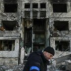 Ucraina, i razzi centrano le case a Kiev. Esodo disperato da Mariupol
