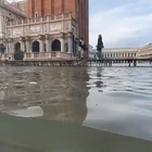 La marea sale a 95 cm ma la Basilica di San Marco a Venezia resta all'asciutto: ecco le barriere in azione Video