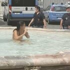 Roma, ragazza nuda nella fontana davanti a Palazzo Chigi