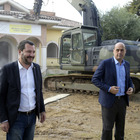 Salvini sulla ruspa. Zingaretti: «Nascerà un parco»