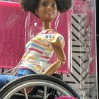 La Barbie nera sulla sedia a rotelle stupisce tutti: «Ogni bambina deve sentirsi rappresentata»