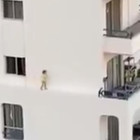 Tenerife, bambina corre sul cornicione al quarto piano del palazzo