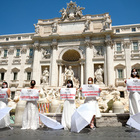 Fontana di Trevi: la protesta delle "spose mancate" per il Coronavirus