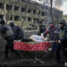Ucraina, la donna incinta fotografata a Mariupol dopo il bombardamento all’ospedale è morta insieme al suo bambino