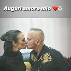 Eros Ramazzotti ha una nuova fidanzata? Un bacio galeotto scatena il gossip: chi è la donna del mistero