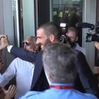 Bonucci esce dalla sede del Milan acclamato dai tifosi