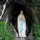 Madonna di Lourdes, i miracoli continuano: 70 guarigioni accertate, oggi la processione