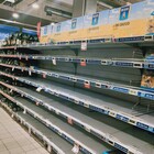 Supermercati con scaffali vuoti: «Psicosi guerra e speculazione»