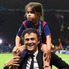 Luis Enrique, morta a 9 anni la figlia dell'ex allenatore della Roma: «Xana ha combattuto 5 mesi contro il tumore». Tweet di Pallotta