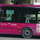 Virus Roma: sale sul bus, non rispetta le distanze e minaccia un passeggero con una lama. Arrestato un libico