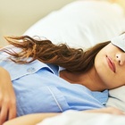 Come dormire bene, il buon sonno comincia un'ora e mezza prima di andare a letto: evitare cibi iperproteici, i litigi e lo scroll del telefono