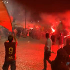 Roma campione di Conference League, la Capitale esplode di gioia: caroselli e fuochi d'artificio in città