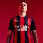 Il Milan presenta la nuova maglia 2020-21: tra i testimonial, c'è Ibrahimovic. E i tifosi sognano...